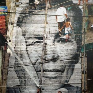 JR Women Are Heroes, Rio de Janeiro, Brasilien, 2022 70 x 100 cm Original-Farblithografie in 18 Farben Auflage 250 Exemplare signiert und nummeriert