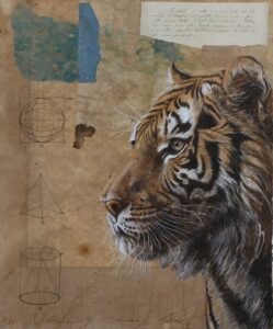 Unikat des Künstlers Wolfgang Zelmer in Mischtechnik auf Leinwand zeigt naturalistisch gemalten Kopf eines Tigers in Profilansicht mit geometrischen mystisch anmutenden Symbolen am linken Bildrand Höhe 60 cm Breite 50 cm Unikat