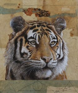 Unikat des Künstlers Wolfgang Zelmer in Mischtechnik auf Leinwand zeigt naturalistisch gemalten Kopf eines Tigers in Frontalansicht mit geometrischen mystisch anmutenden Symbolen am unteren Bildrand Höhe 60 cm Breite 50 cm Unikat