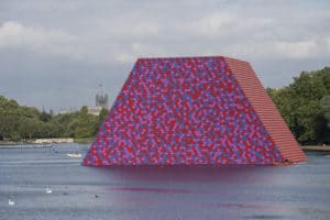 Christo London Mastaba Original-Fotografie von Wolfgang Volz Motiv 1, 2018 von beiden Künstlern handsigniert 70 x 100 cm 15 nummerierte Exemplare