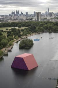 Christo London Mastaba Original-Fotografie von Wolfgang Volz Motiv 5, 2018 von beiden Künstlern handsigniert 100 x 70 cm 15 nummerierte Exemplare