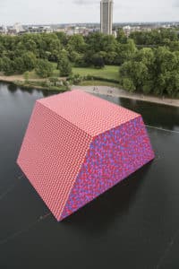 Christo London Mastaba Original-Fotografie von Wolfgang Volz Motiv 8, 2018 von beiden Künstlern handsigniert 100 x 70 cm 15 nummerierte Exemplare