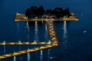 Christo & Jeanne-Claude, Wolfgang Volz The Floating Piers, Lago d’Iseo Original-Fotografie von Wolfgang Volz von beiden Künstlern handsigniert 70 x 107 cm 7 nummerierte Exemplare zzgl. E.A. WV 14, 2016