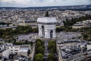 Christo Paris Arc de Triomphe Original-Fotografie von Wolfgang Volz Motiv 3, 2021 von Wolfgang Volz handsigniert und nummeriert 66,5 x 100 cm 7 Exemplare zzgl. 2 A.P.