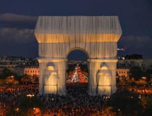 Christo Paris Arc de Triomphe Original-Fotografie von Wolfgang Volz Motiv 5, 2021 von Wolfgang Volz handsigniert und nummeriert 70 x 91,7 cm 7 Exemplare zzgl. 2 A.P.