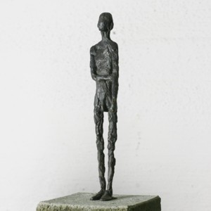 Susanne Kraißer Tanz Am Abgrund III Bronze, Beton, Stahl 20 x 20 x 147 cm Auflage 18 Ex.