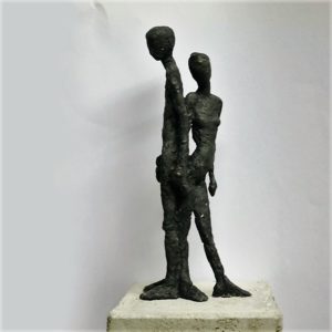 Susanne Kraißer Tanz Am Abgrund XXI Bronze, Beton, Stahl 20 x 20 x 147 cm Auflage 18 Ex.