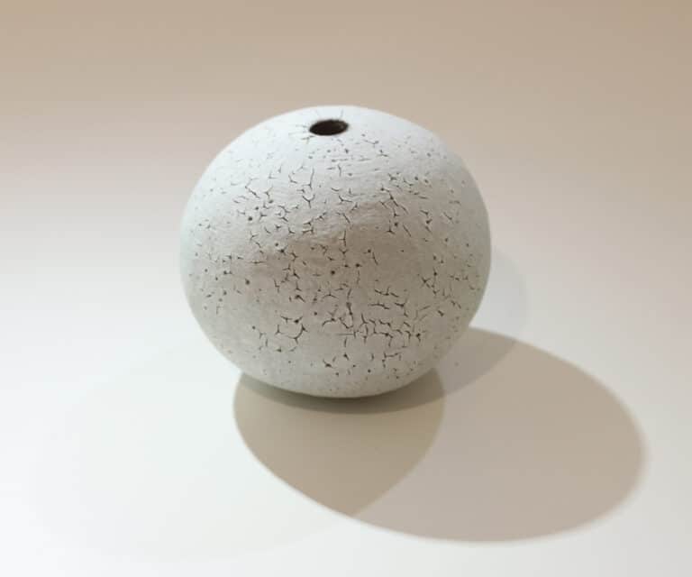 Daisuke Ogura Kugelvase - "Kairagi" Glasierte Keramik, 2024 6 x 7 x 7 cm