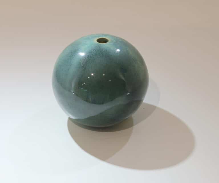 Daisuke Ogura Kugelvase - "Seiryoku" Glasierte Keramik, 2024 6 x 7 x 7 cm