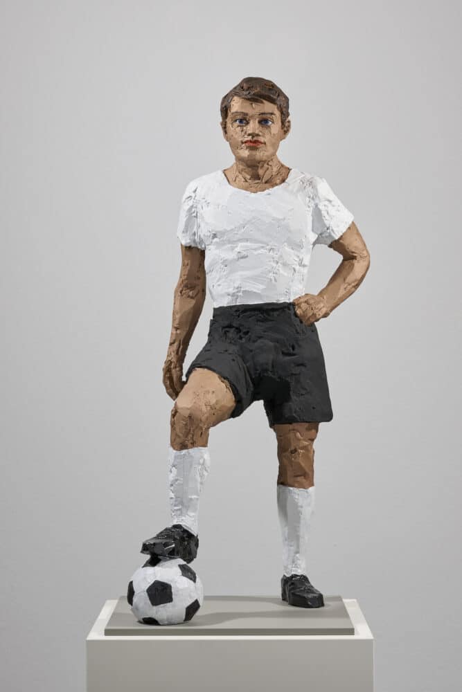 Stephan Balkenhol Fußballliebe Bronzeskulptur, patiniert und bemalt 68 x 29 x 29 cm Aufl. 30 Ex. + e.a.