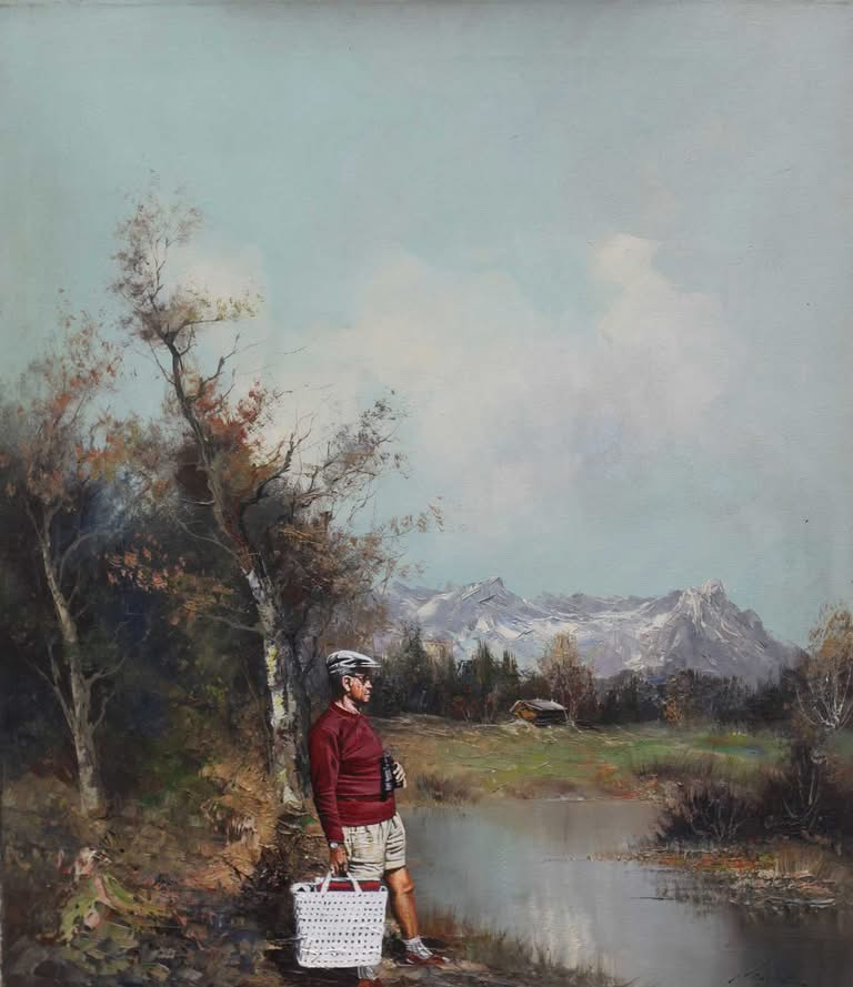 Mann mit Fernglas und Korb vor Berglandschaft, Jub Mönster Die 6. Internationalen Bartgeier-Beobachtungstage veränderten seine gesamte Tagesplanung 70 x 60 cm, Öl auf Leinen Unikat