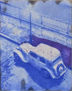 Oldtimer unter Straßenlaterne, Jub Mönster Unter der Laterne Montblanc auf lackierter Hartfaser 50 x 40 cm Unikat